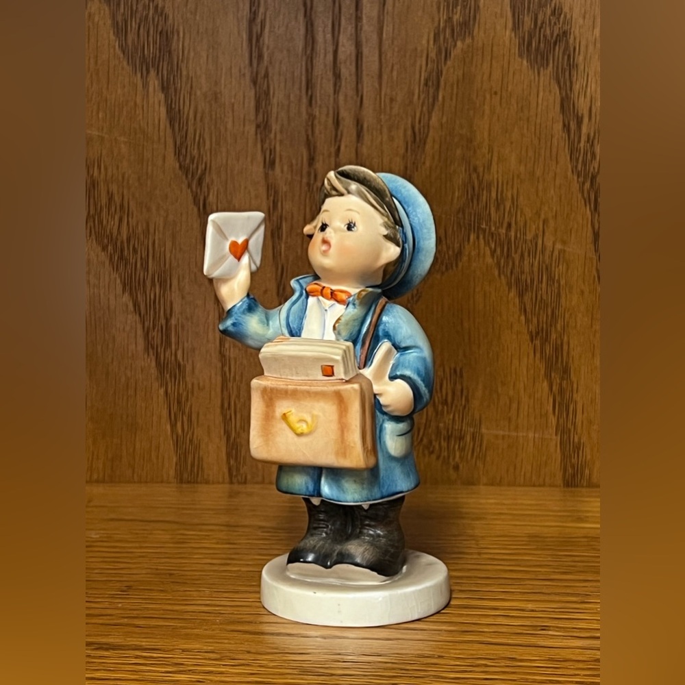 Vintage  Hummel Figurine #119 Postman 5”TMK-3 Western Germany
1960’s
